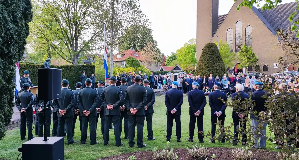 Kransen gelegd bij Dodenherdenking - Foto 4