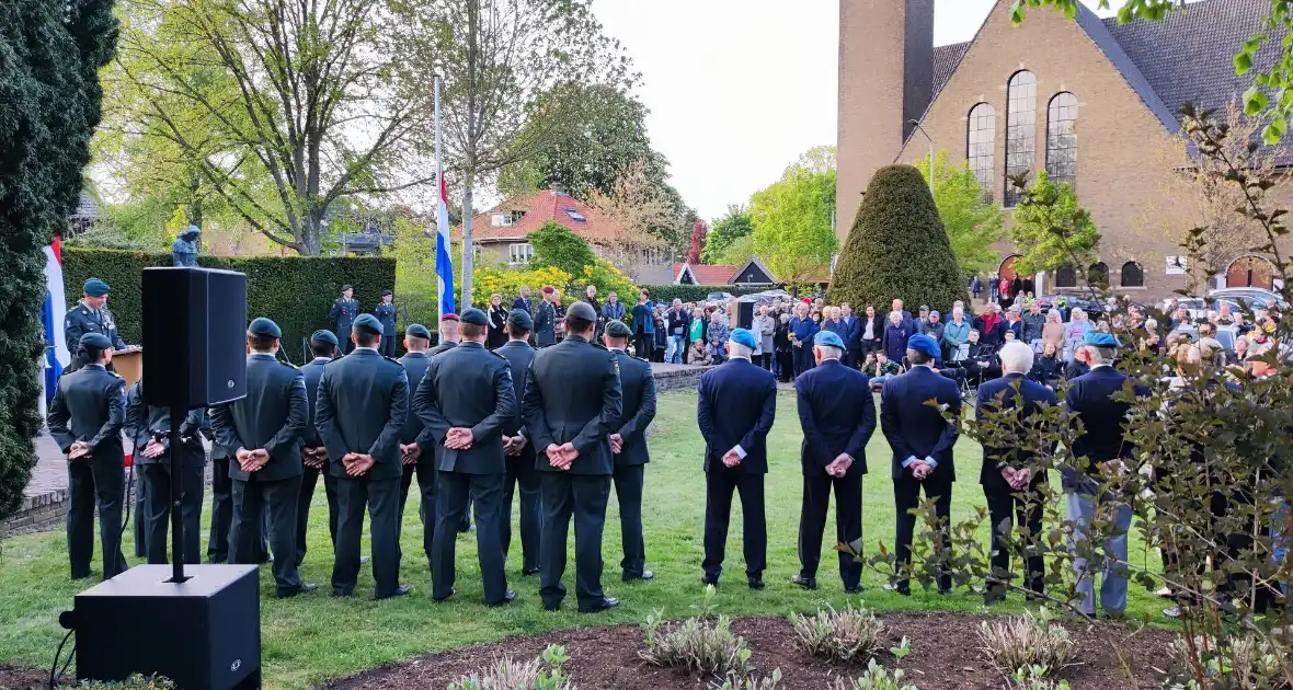 Kransen gelegd bij Dodenherdenking - Foto 5
