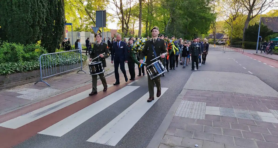 Kransen gelegd bij Dodenherdenking - Foto 6