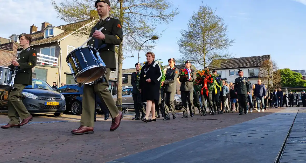 Kransen gelegd bij Dodenherdenking - Foto 7