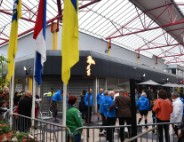 Lopers met bevrijdingsvuur verwelkomt door burgemeester in Winkelcentrum 't Lelycentre