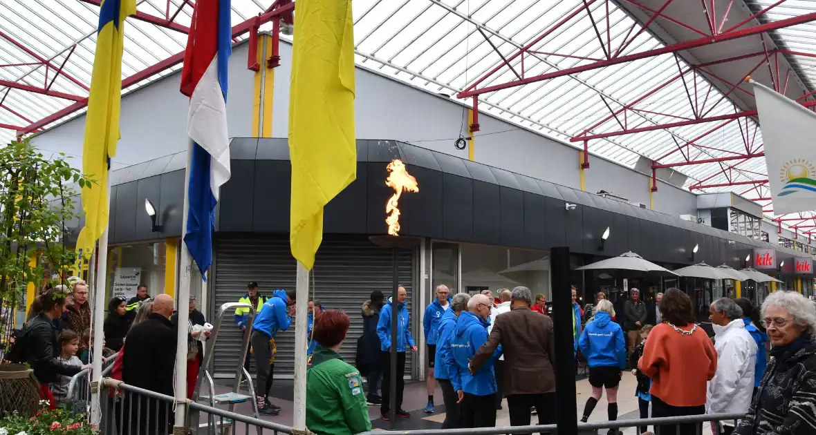 Lopers met bevrijdingsvuur verwelkomt door burgemeester in Winkelcentrum 't Lelycentre