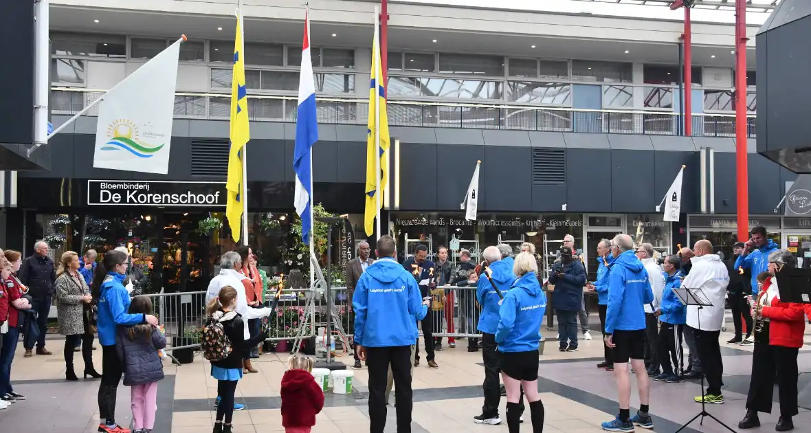 Lopers met bevrijdingsvuur verwelkomt door burgemeester in Winkelcentrum 't Lelycentre - Foto 5
