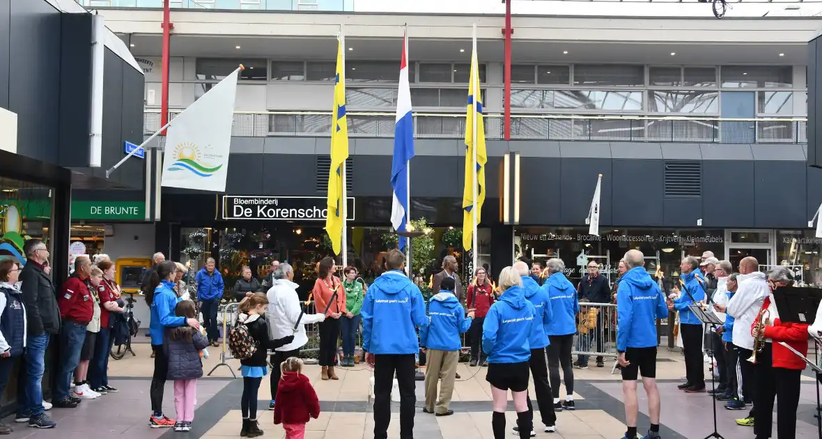 Lopers met bevrijdingsvuur verwelkomt door burgemeester in Winkelcentrum 't Lelycentre - Foto 6