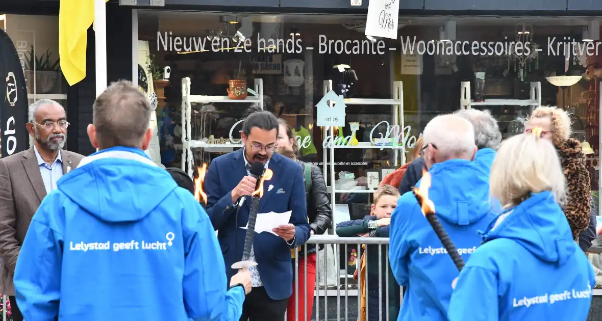 Lopers met bevrijdingsvuur verwelkomt door burgemeester in Winkelcentrum 't Lelycentre - Foto 7