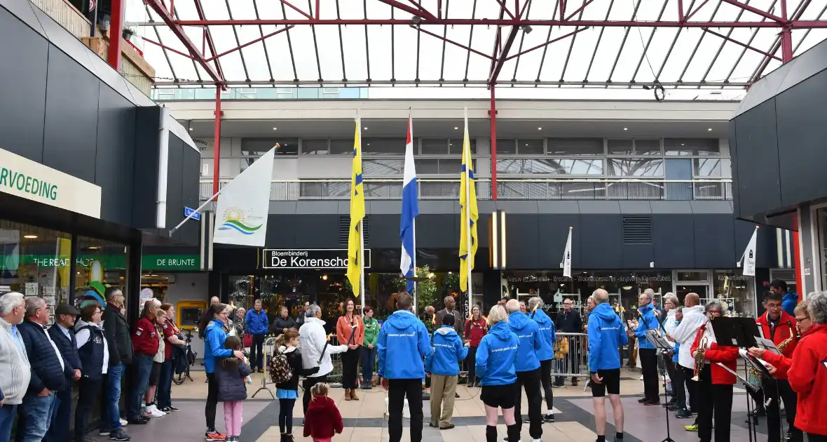Lopers met bevrijdingsvuur verwelkomt door burgemeester in Winkelcentrum 't Lelycentre - Foto 8