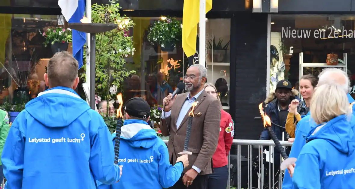Lopers met bevrijdingsvuur verwelkomt door burgemeester in Winkelcentrum 't Lelycentre - Foto 9