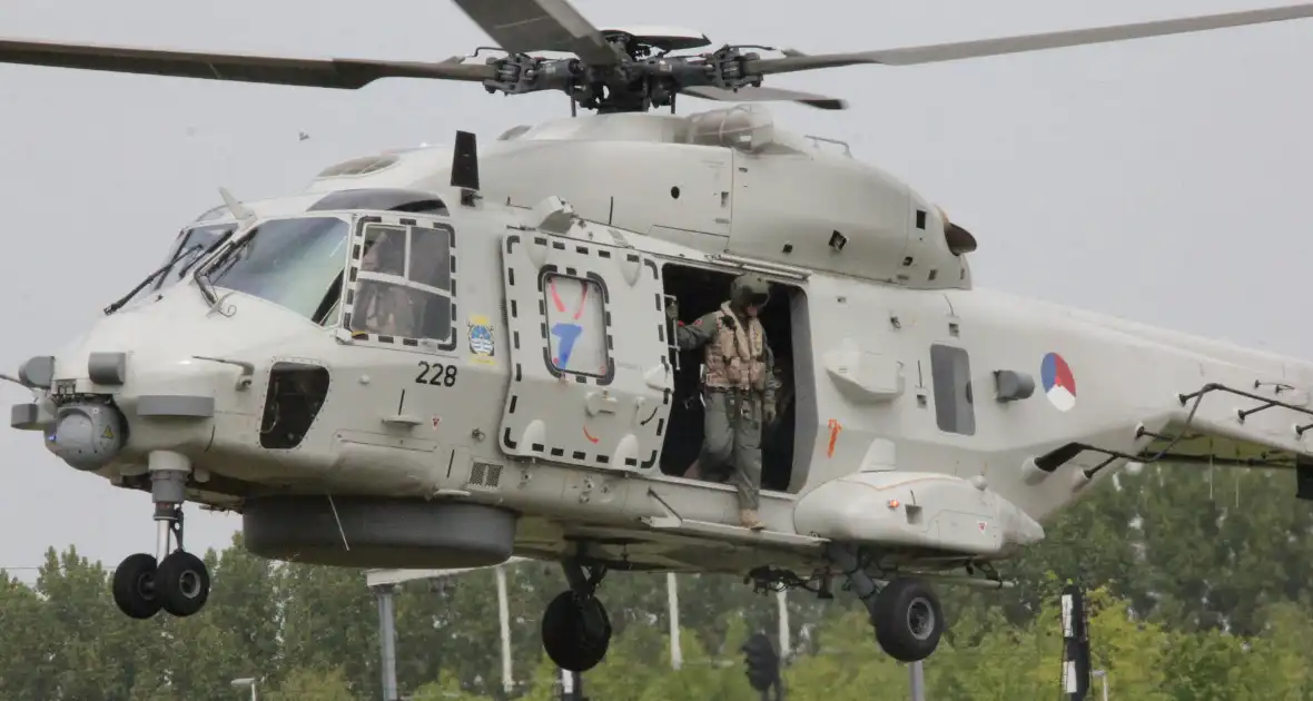 Suzan en Freek landde per luchtmacht helikopter - Foto 12