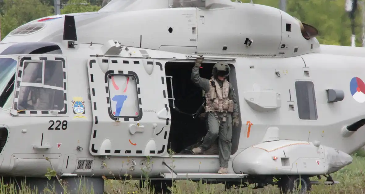 Suzan en Freek landde per luchtmacht helikopter - Foto 9