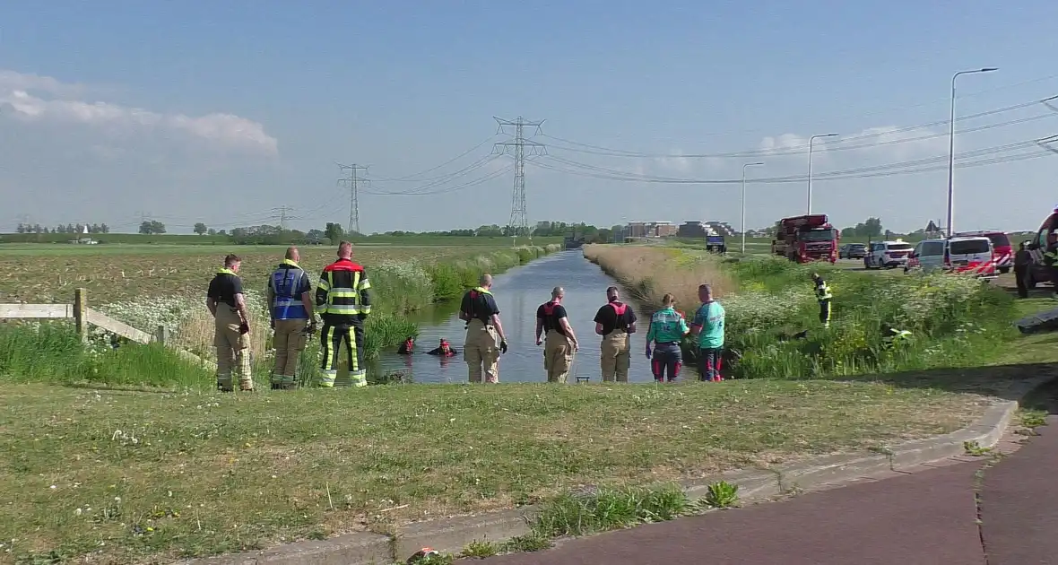 Brandweerduikers doen onderzoek in water na aangetroffen fiets - Foto 2