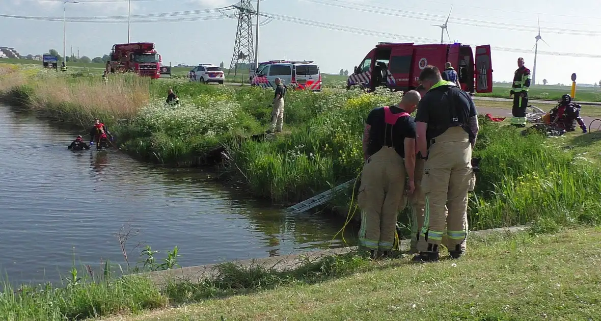 Brandweerduikers doen onderzoek in water na aangetroffen fiets - Foto 3