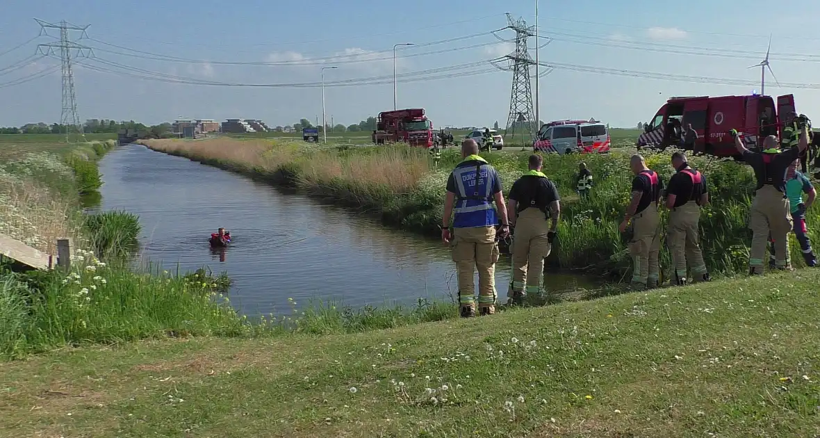 Brandweerduikers doen onderzoek in water na aangetroffen fiets - Foto 5