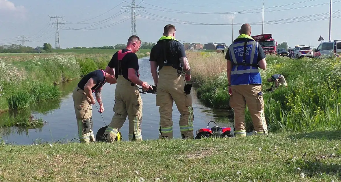 Brandweerduikers doen onderzoek in water na aangetroffen fiets - Foto 8
