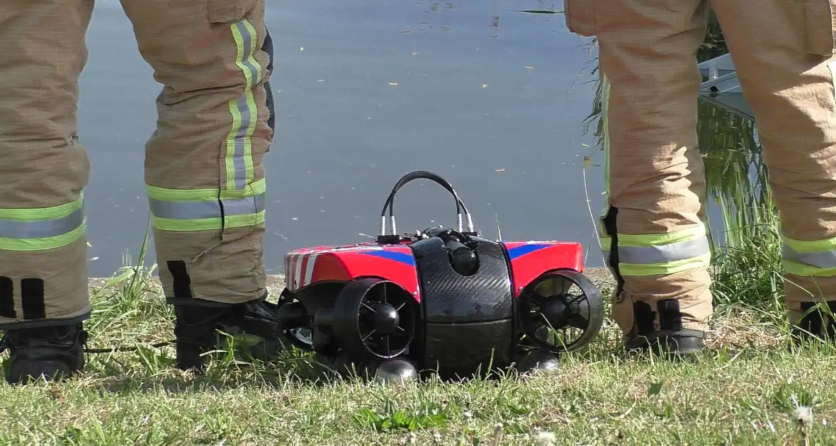 Brandweerduikers doen onderzoek in water na aangetroffen fiets - Foto 9
