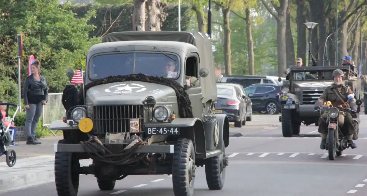 Stoet oud militaire voertuigen trekt veel bekijks - Foto 1