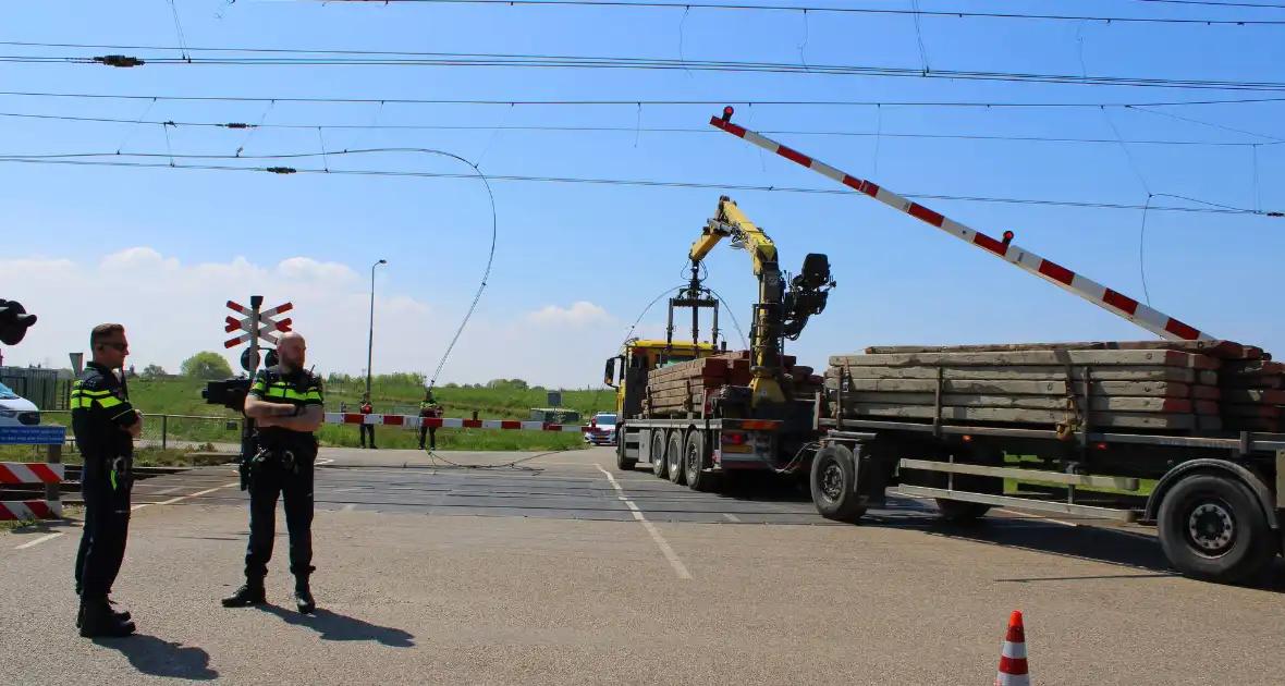 Vrachtwagen trekt bovenleiding kapot