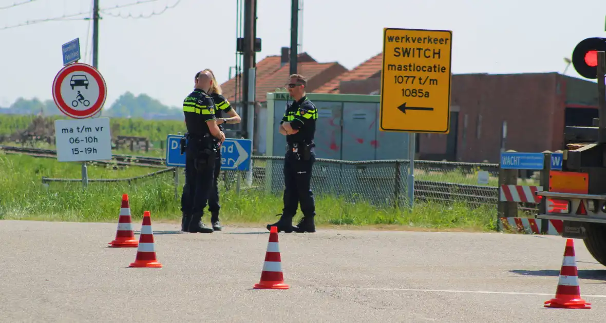 Vrachtwagen trekt bovenleiding kapot - Foto 2