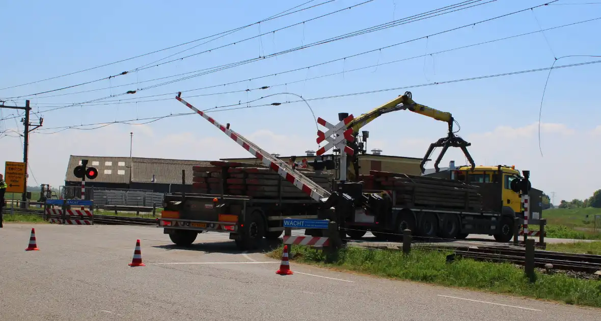 Vrachtwagen trekt bovenleiding kapot - Foto 3