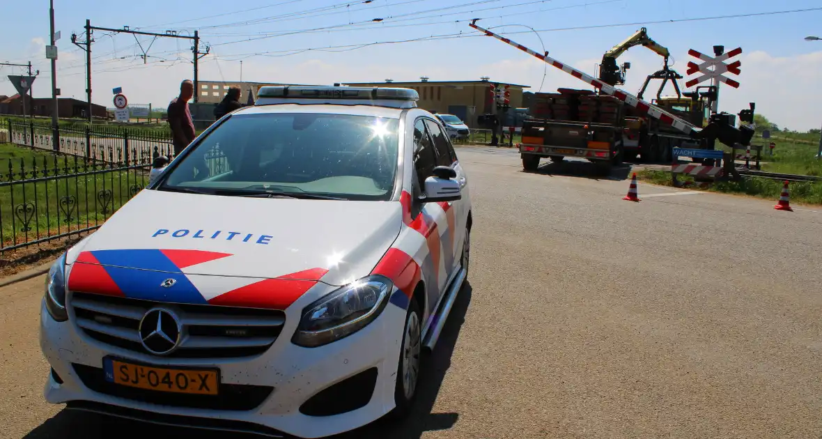 Vrachtwagen trekt bovenleiding kapot - Foto 5