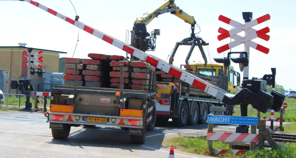 Vrachtwagen trekt bovenleiding kapot - Foto 6