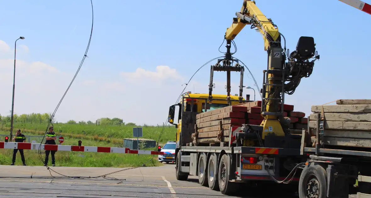 Vrachtwagen trekt bovenleiding kapot - Foto 7