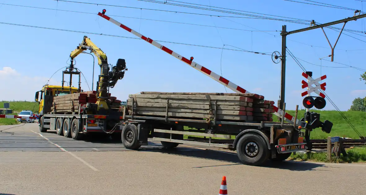 Vrachtwagen trekt bovenleiding kapot - Foto 8