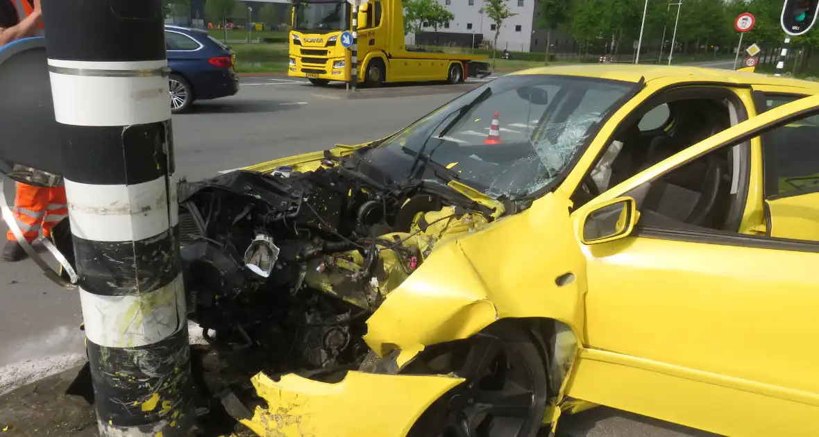 Automobilist botst frontaal tegen verkeerslicht - Foto 1