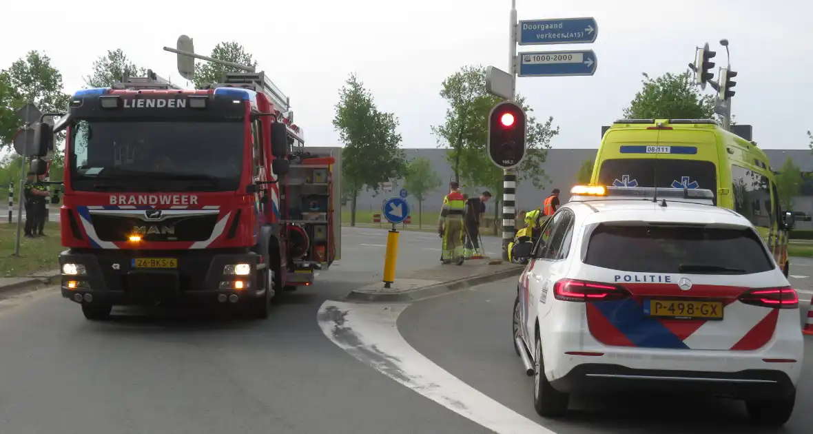 Automobilist botst frontaal tegen verkeerslicht - Foto 2