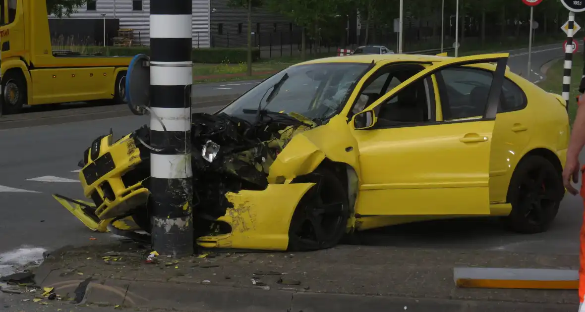 Automobilist botst frontaal tegen verkeerslicht - Foto 3