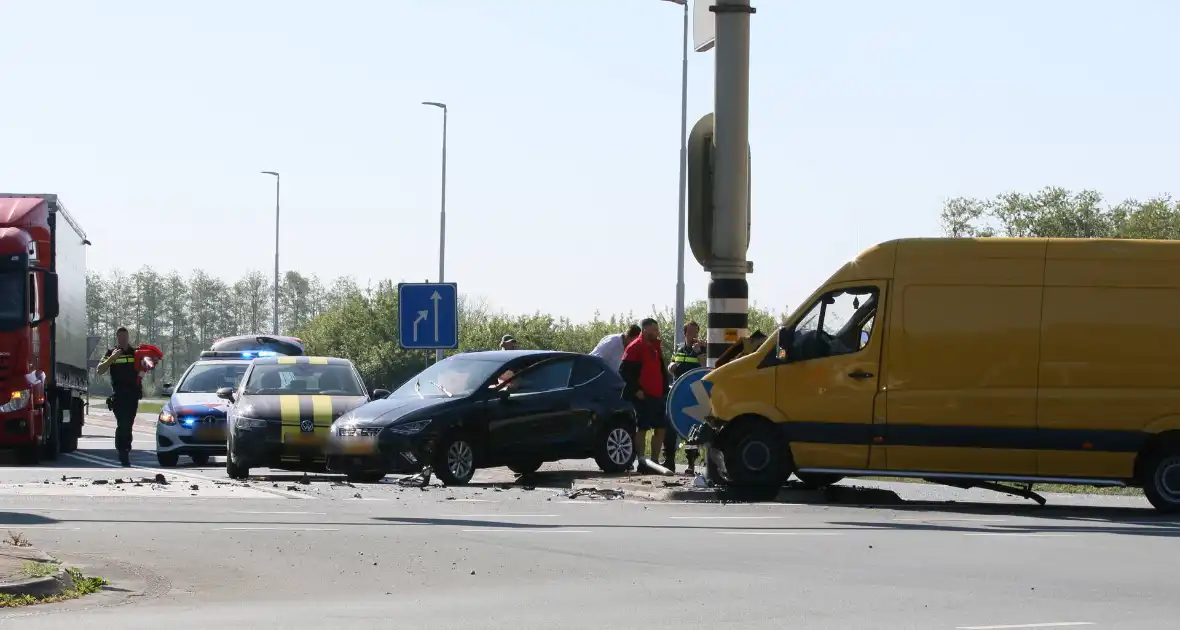 Bestelwagen eindigt tegen verkeerspaal bij ongeval