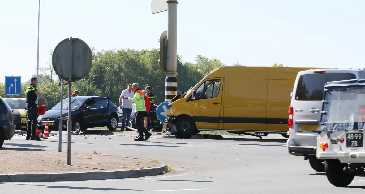 Bestelwagen eindigt tegen verkeerspaal bij ongeval - Foto 1