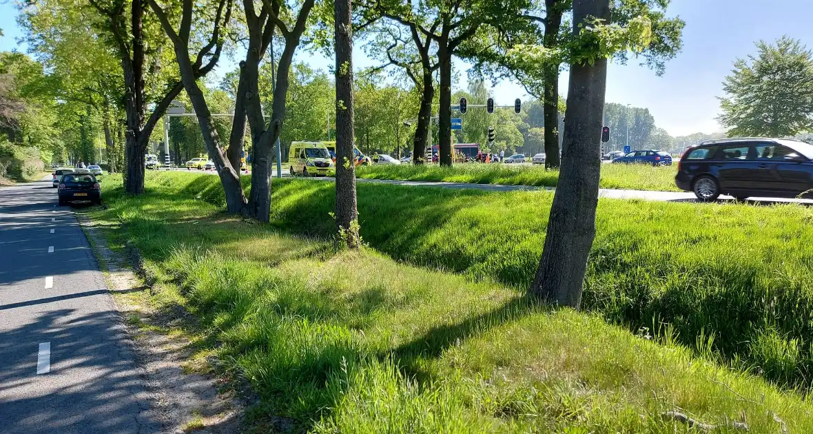 Bestelwagen eindigt tegen verkeerspaal bij ongeval - Foto 10