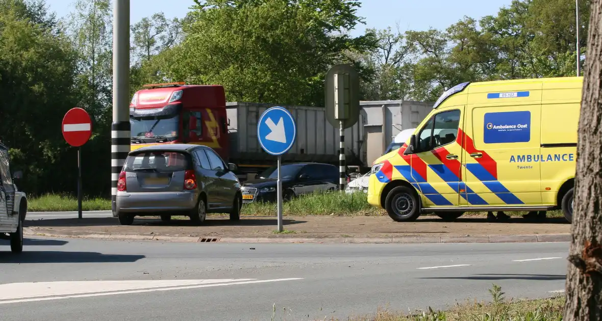 Bestelwagen eindigt tegen verkeerspaal bij ongeval - Foto 2