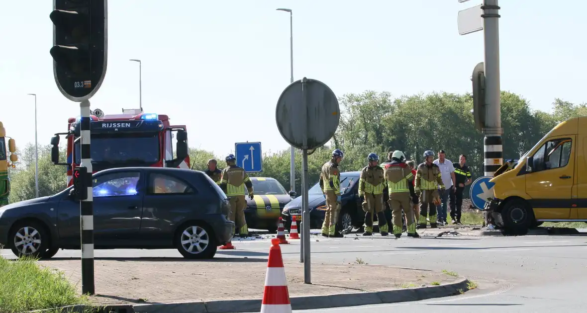 Bestelwagen eindigt tegen verkeerspaal bij ongeval - Foto 3