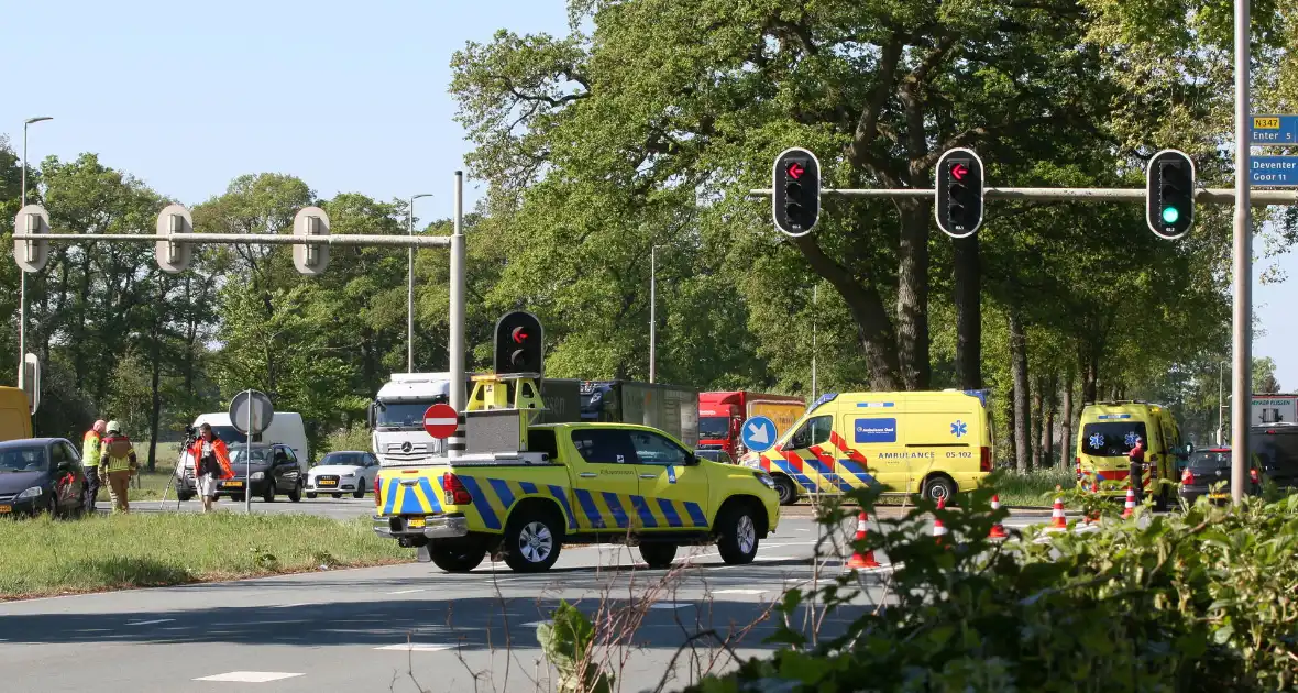 Bestelwagen eindigt tegen verkeerspaal bij ongeval - Foto 4