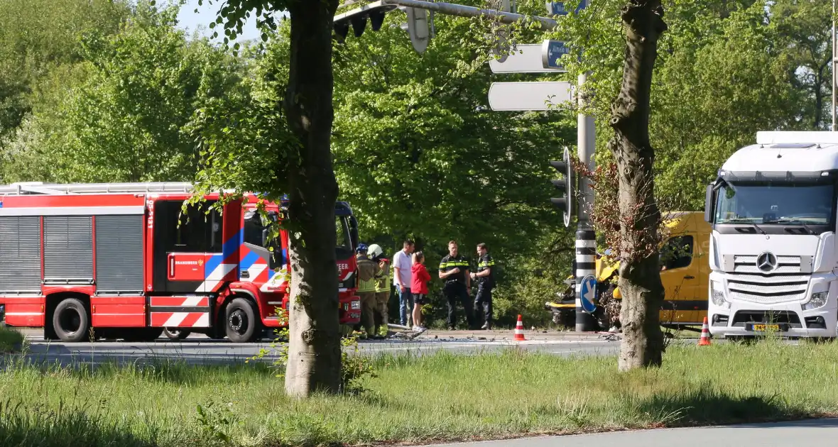 Bestelwagen eindigt tegen verkeerspaal bij ongeval - Foto 5