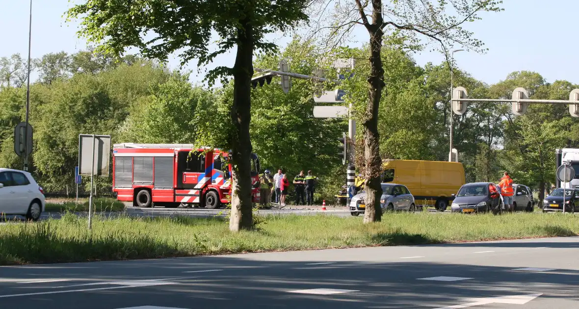 Bestelwagen eindigt tegen verkeerspaal bij ongeval - Foto 6