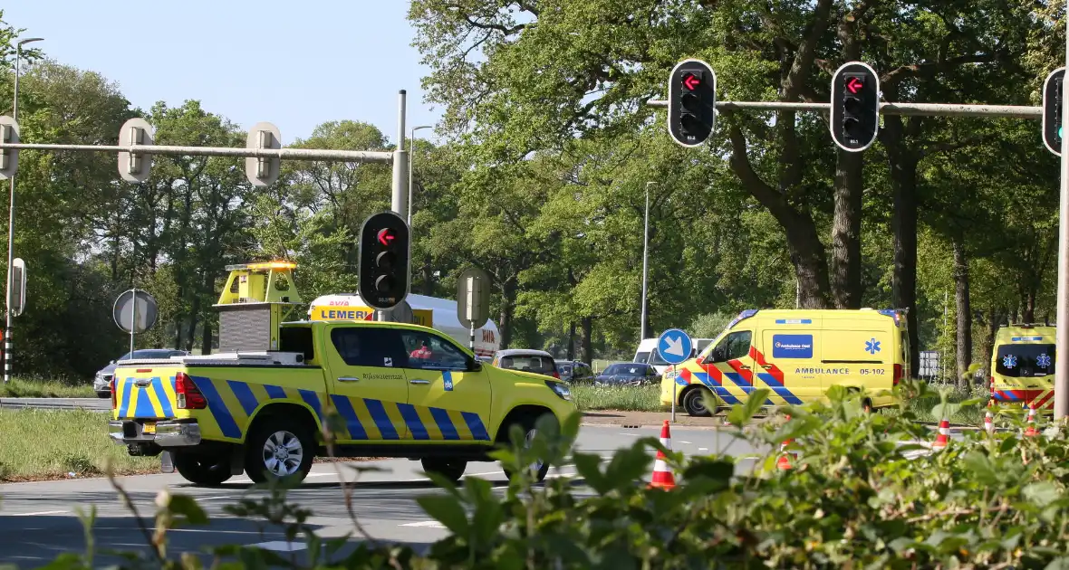 Bestelwagen eindigt tegen verkeerspaal bij ongeval - Foto 7