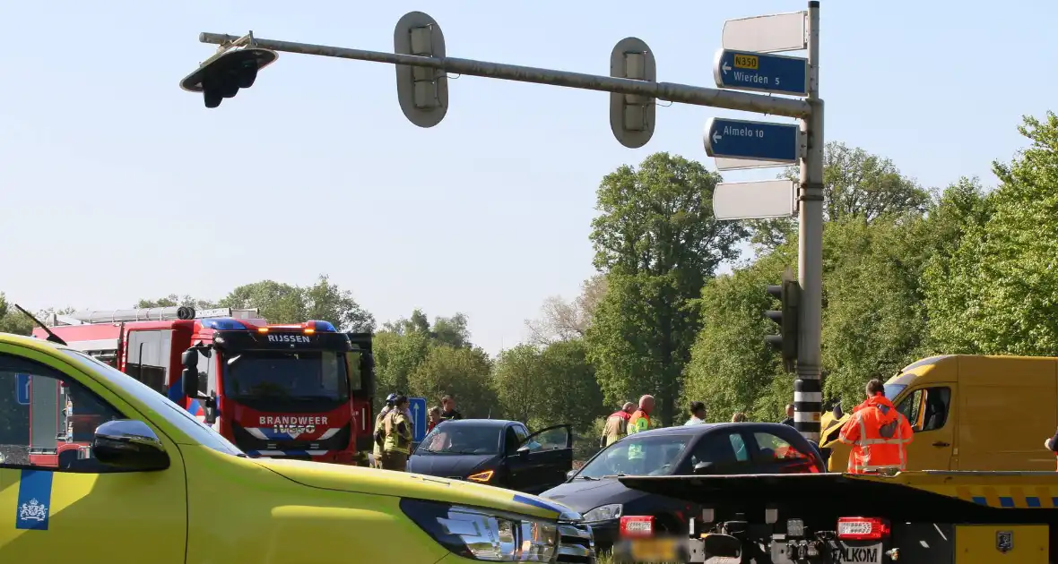 Bestelwagen eindigt tegen verkeerspaal bij ongeval - Foto 8