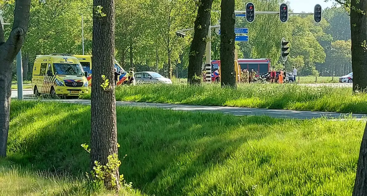 Bestelwagen eindigt tegen verkeerspaal bij ongeval - Foto 9