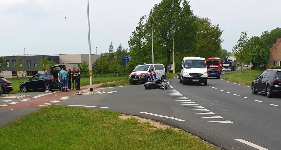 Botsing tussen scooter en bestelbus