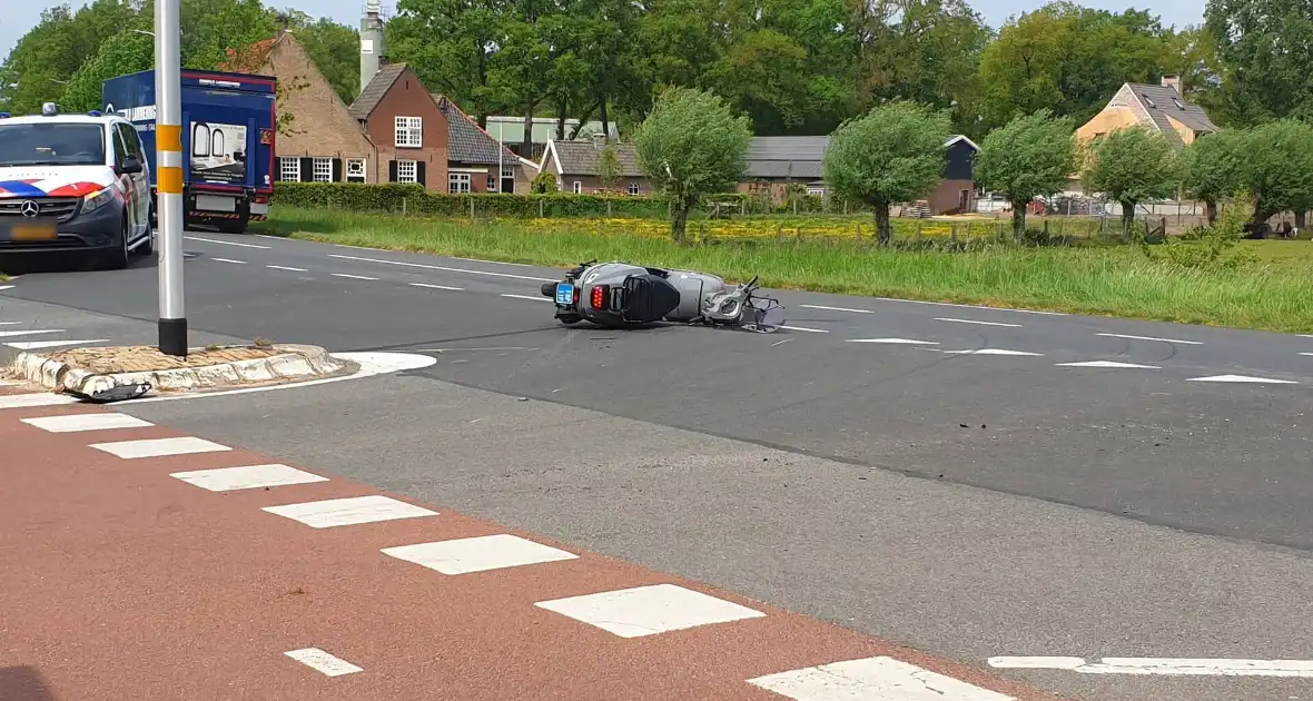 Botsing tussen scooter en bestelbus - Foto 1