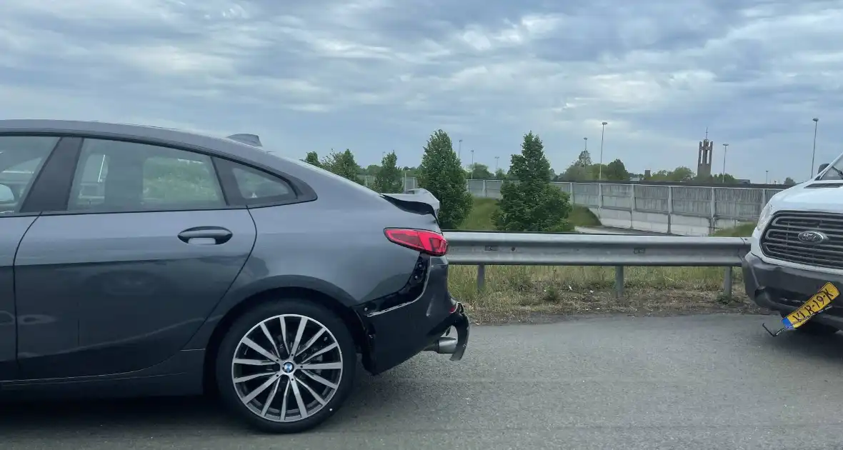 Bestelbus botst achterop personenauto op viaduct snelweg