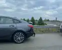 Bestelbus botst achterop personenauto op viaduct snelweg