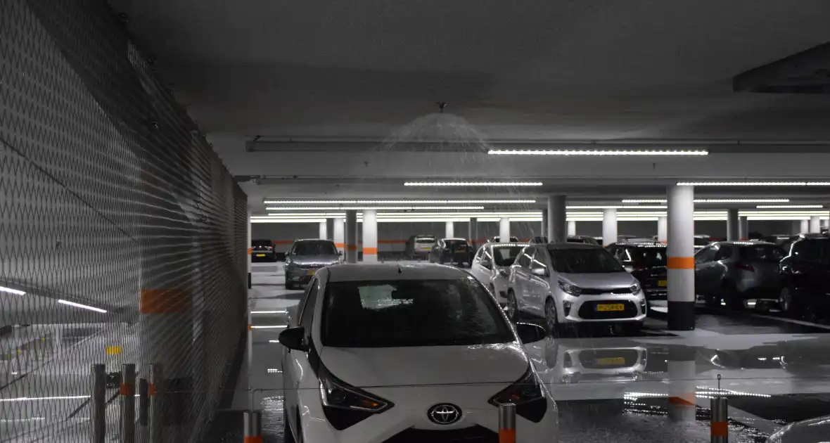 Hevige waterschade door gesprongen sprinkler in parkeergarage