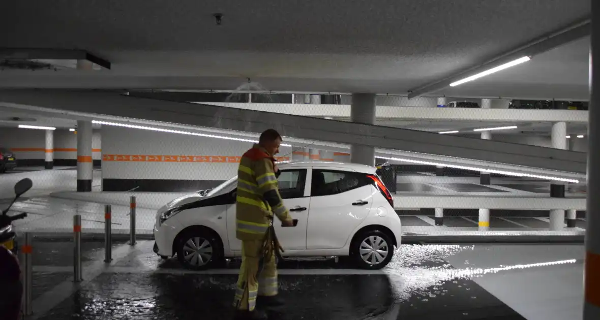 Hevige waterschade door gesprongen sprinkler in parkeergarage - Foto 10