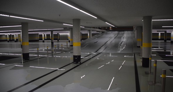 Hevige waterschade door gesprongen sprinkler in parkeergarage - Afbeelding 3