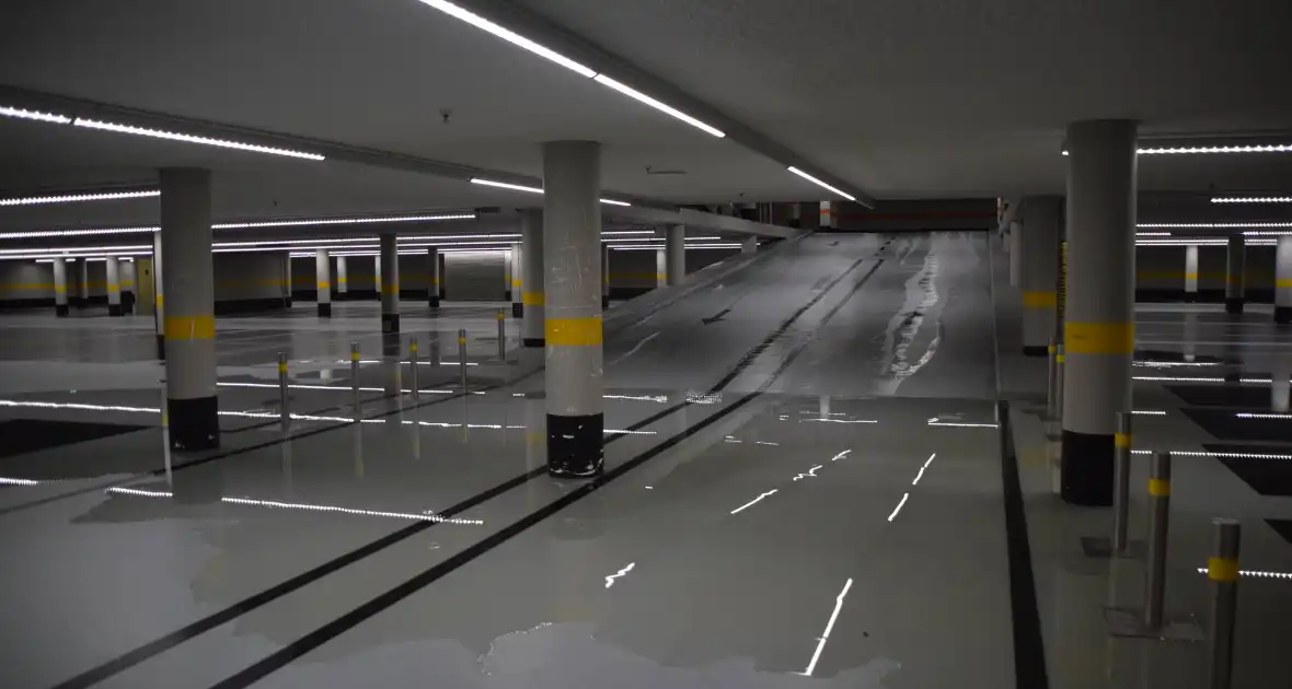Hevige waterschade door gesprongen sprinkler in parkeergarage - Foto 3