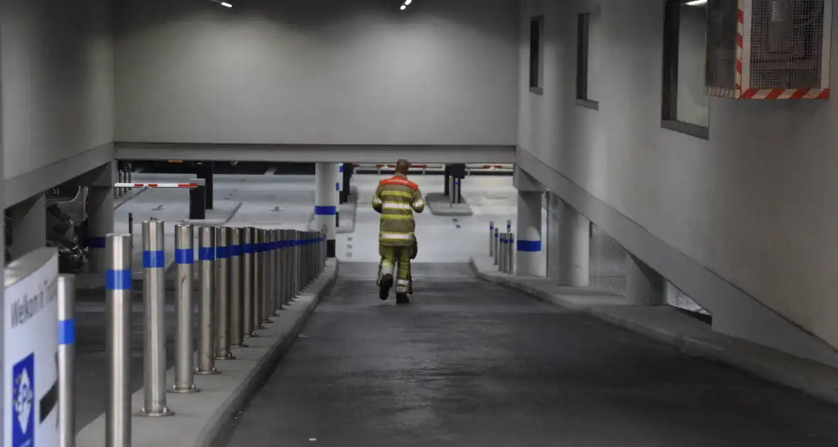 Hevige waterschade door gesprongen sprinkler in parkeergarage - Foto 4