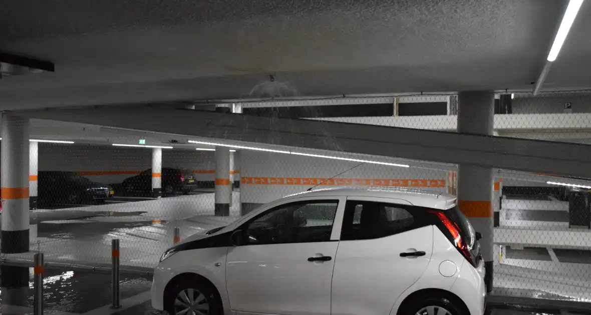 Hevige waterschade door gesprongen sprinkler in parkeergarage - Foto 5